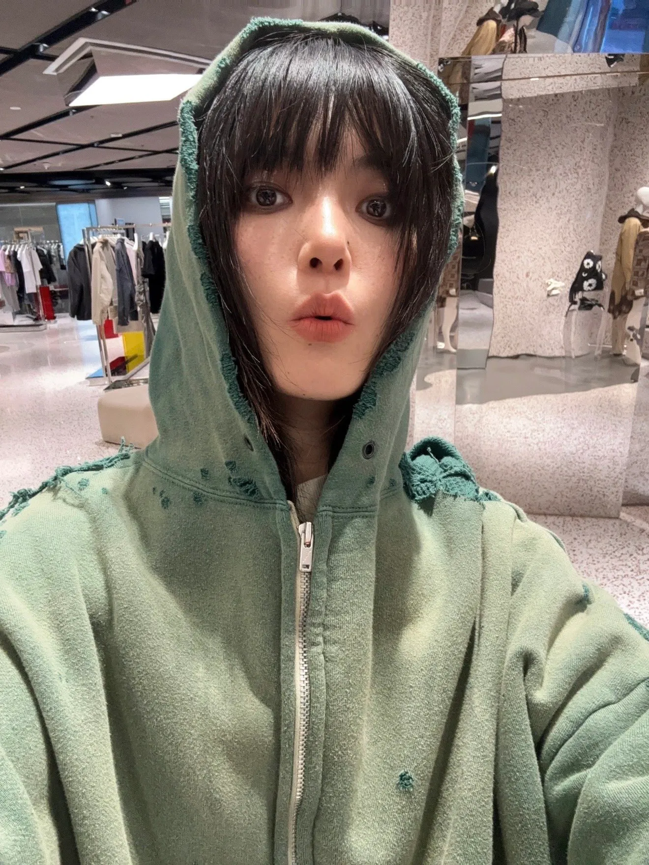 SAINT Mxxxxxx DBL FACE ZIP UP HOODIE/GREEN Double-layer destroyed waffle zipper jacket, washed green S-XL, a style that has been used in the summer. After continuous fine polishing, it has finally been shipped. The finished product is simply a work of art. Super heavy washing and distressing. Multiple water fades. Excessive hand-made wormhole destruction processing. Deconstruction and reorganization embroidery technology. Custom-made zippers with LOGO. The color details of the zipper webbing are also correct. Original grade fruit main label and wash water label. Top purchasing grade. A layer of waffle fabric is added to the inner lining to make the overall texture stronger and increase the comfort and warmth of the wearer.